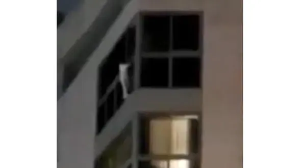 لحظه وحشتناک آویزان شدن دختر بچه ای از پنجره آپارتمان 7 طبقه + فیلم 