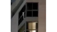 لحظه وحشتناک آویزان شدن دختر بچه ای از پنجره آپارتمان 7 طبقه + فیلم 