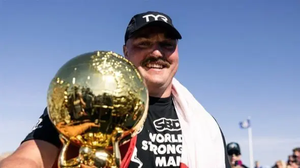 قوی ترین مرد جهان آب نمی خورد!