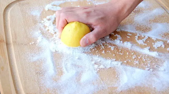ترفندهایی خانگی برای تمیز کردن تخته گوشت
