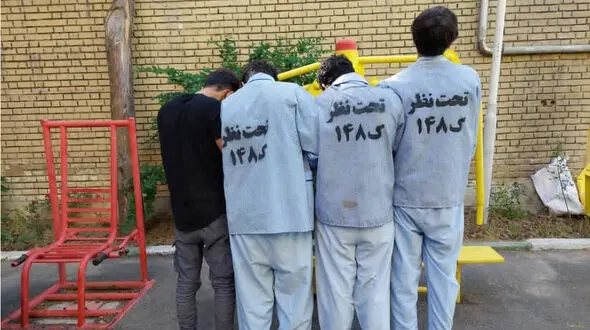 انهدام باند سارقان زورگیر تلفن همراه در شاهین شهر / دستگیری ۴ متهم با سلاح سرد