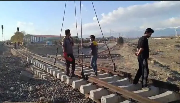 پل راه‌آهن چهارباغ به طور کامل ترمیم شد/ پس از حمله آمریکا و اسرائیل