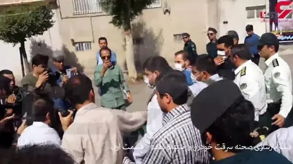 لحظه غم انگیز سرقت خودرو و بنیتا کوچولو در مقابل مردم بازسازی شد +فیلم و تصاویر