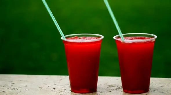 از مصرف نوشیدنی‌های یخ زده پرهیز کنید 