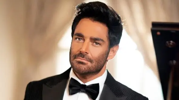 فیلم / محمدرضا گلزار : پُز نیست، سبک زندگیمه! / رونمایی از  چیدمان شیک و خوشرنگ خانه گلزار و سلیقه جذاب همسر جوانش