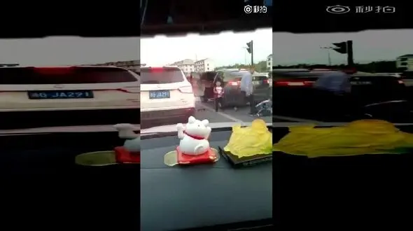 لگد مرگ مردانه برای یک زن وسط خیابان + فیلم