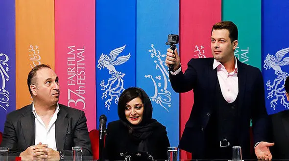 
نگاه متعجب آقای بازیگر به سلفی گرفتن پژمان بازغی+ عکس
