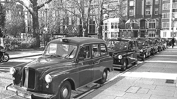 این زن برای اولین مرتبه تاکسیرانی را در تهران راه اندازی کرد / او نوه مرد بزرگ تاریخ ایران بود + عکس های تاریخی