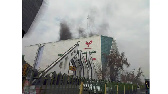 حریق پشت بام ساختمان نوسازخیابان کارگر/ انتشار دود شدید در سطح محله +عکس