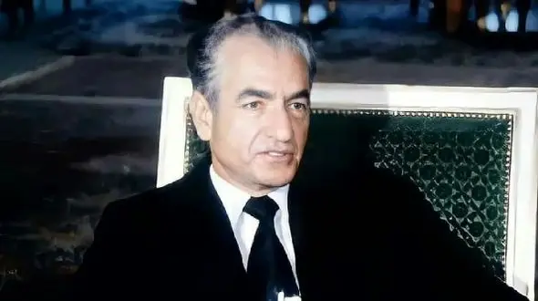 عکس/ سفر به ایام قدیم سال 1347؛ نگاه عاقل اندرسفیه پسر رضاشاه موقع خوندن مکاتابات