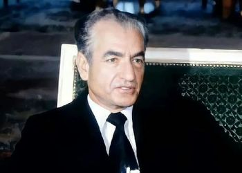 عکس/ سفر به ایام قدیم سال 1347؛ نگاه عاقل اندرسفیه پسر رضاشاه موقع خوندن مکاتابات