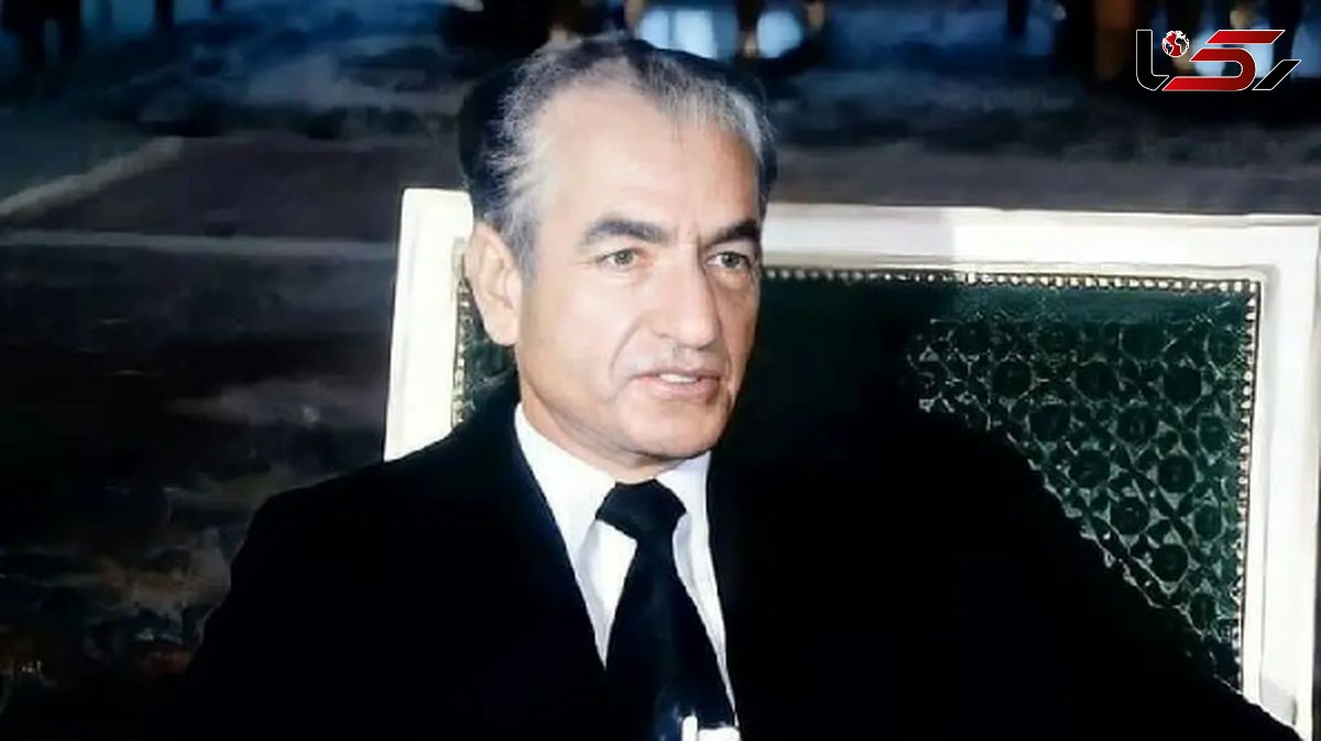عکس/ سفر به ایام قدیم سال 1347؛ نگاه عاقل اندرسفیه پسر رضاشاه موقع خوندن مکاتابات