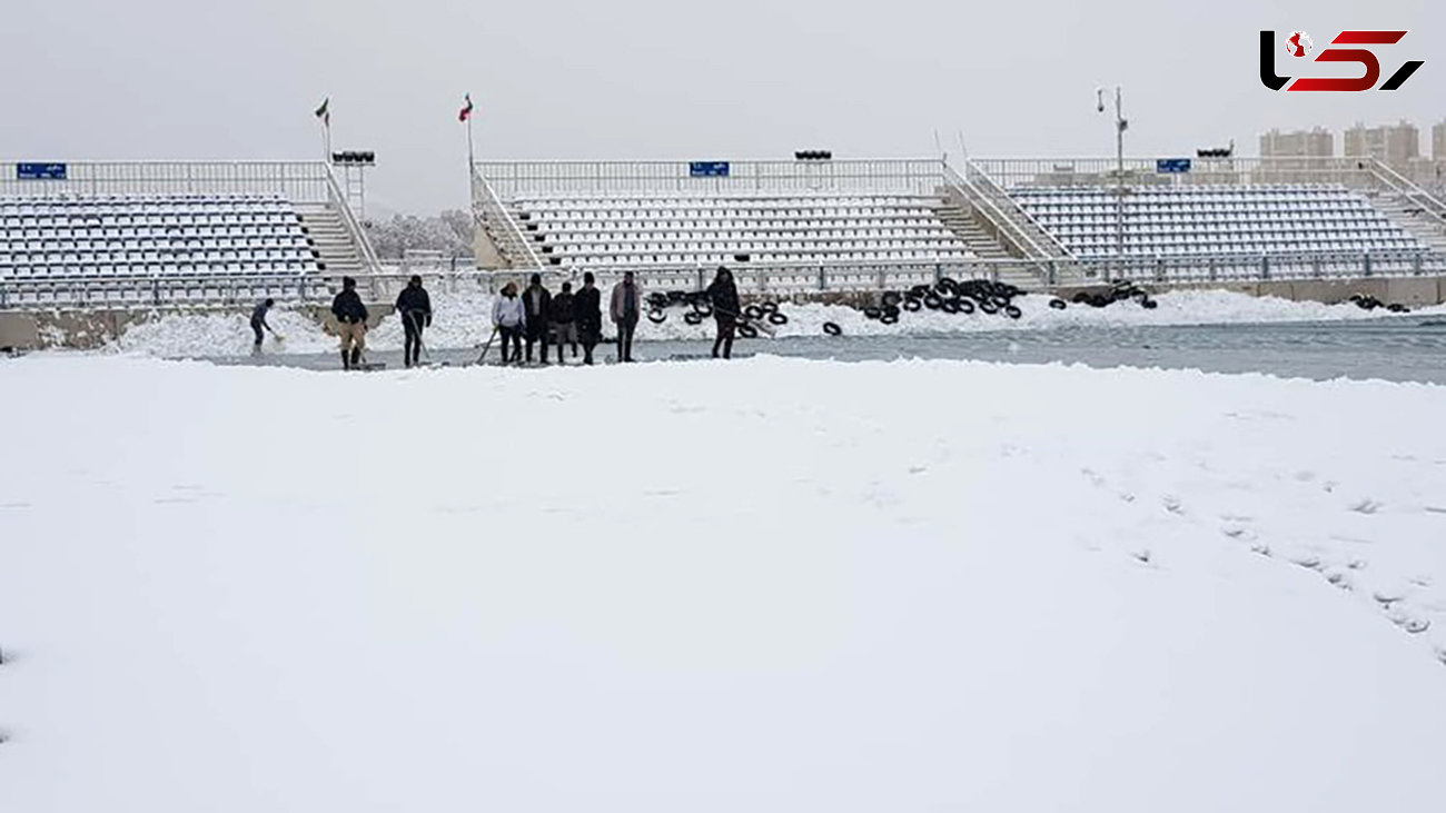 (عکس) برف سنگینی که مانع برگزاری بازی نمی‌شود