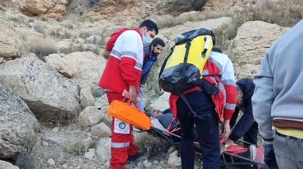 نجات فرد گرفتار در ارتفاعات کوه کهرود روستای ازان