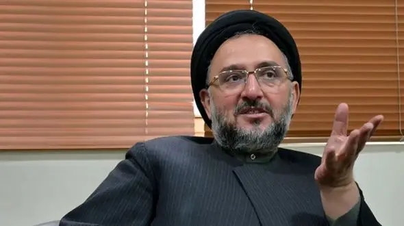 ابطحی: لاریجانی تندروی های ایران سوز را مهار کند!