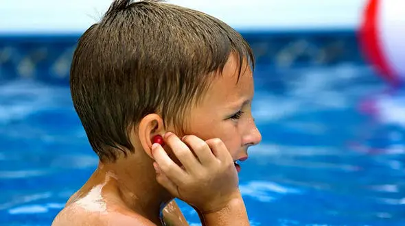 خطر عفونت گوش در استخرها + درمان