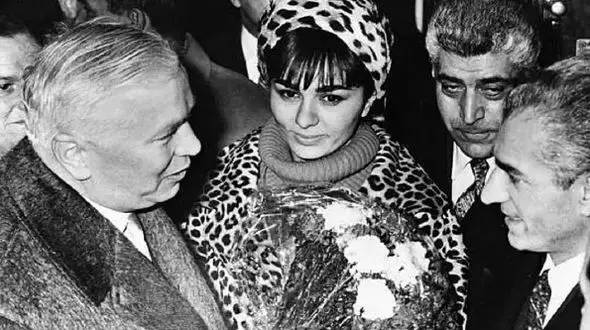 عکس سفر در زمان / شاه و فرح پهلوی با لباس پلنگی و عکاسی عجیبش در استادیوم ورزشی ...