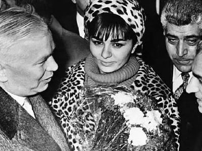 عکس سفر در زمان / شاه و فرح پهلوی با لباس پلنگی و عکاسی عجیبش در استادیوم ورزشی ...