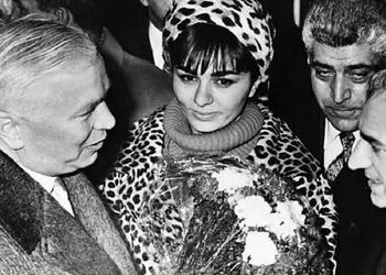 عکس سفر در زمان / شاه و فرح پهلوی با لباس پلنگی و عکاسی عجیبش در استادیوم ورزشی ...