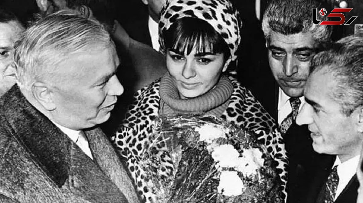 عکس سفر در زمان / شاه و فرح پهلوی با لباس پلنگی و عکاسی عجیبش در استادیوم ورزشی ...