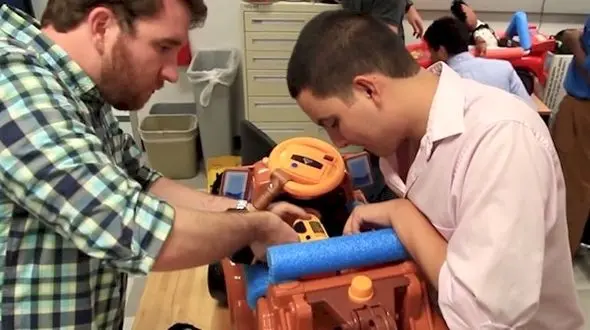 اسباب بازی های سفارشی هدیه کودکان معلول در شب کریسمس+عکس