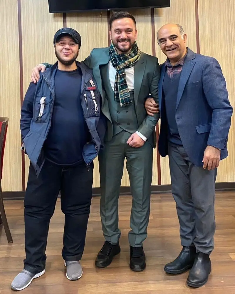 روبوسی مازیار لرستانی و سیاوش چراغی پور، در کنسرت علیرضا پوراستاد