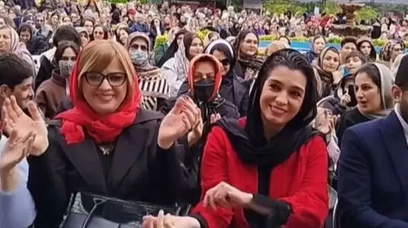 فیلم / رقص مازندرانی الیکا عبدالرزاقی در  جشنواره آشپزی دوآب رامسر/  با آهنگ مازنی نتونست آروم بشینه زد زیر رقص و آواز بین مردم / الیکا عبدالرزاقی هرجا باشه بساط شادی به راهه