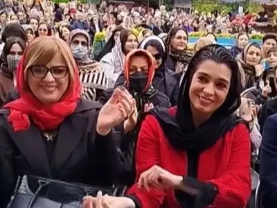 فیلم / رقص مازندرانی الیکا عبدالرزاقی در  جشنواره آشپزی دوآب رامسر ..و/  با آهنگ مازنی نتونست آروم بشینه زد زیر رقص و آواز بین مردم .../ الیکا عبدالرزاقی هرجا باشه بساط شادی به راهه ...