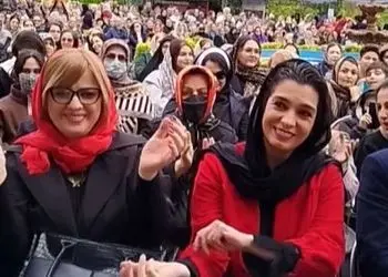 فیلم / رقص مازندرانی الیکا عبدالرزاقی در  جشنواره آشپزی دوآب رامسر ..و/  با آهنگ مازنی نتونست آروم بشینه زد زیر رقص و آواز بین مردم .../ الیکا عبدالرزاقی هرجا باشه بساط شادی به راهه ...