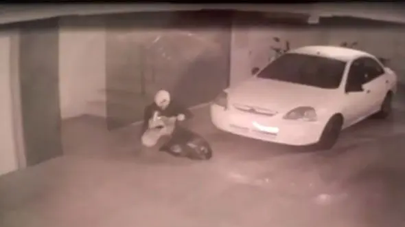 سرقت بی‌صدا در پارکینگ آپارتمان /  سارق کفش‌ های اصل در دوربین‌ ها ثبت شد + فیلم