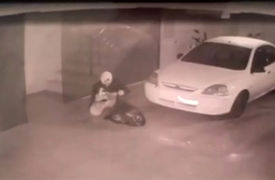 سرقت بی‌صدا در پارکینگ آپارتمان /  سارق کفش‌ های اصل در دوربین‌ ها ثبت شد + فیلم