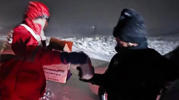 نجات 40 نفر از خودروهای گرفتار در برف و کولاک در بستان آباد