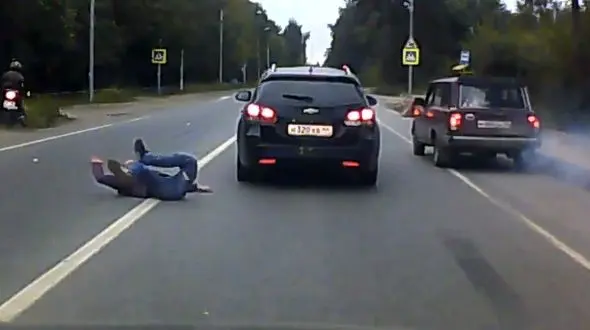 تصادف هولناک موتور سوار با عابر پیاده + فیلم