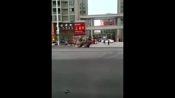  گیر کردن گاز  یک تراکتور سانحه آفرید!+ فیلم