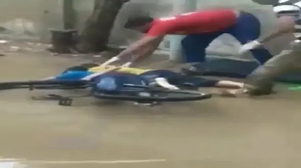 مرگ وحشتناک دو کودک دوچرخه سوار درتصادف با تیر چراغ برق +فیلم / هند 