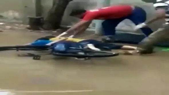 مرگ وحشتناک دو کودک دوچرخه سوار درتصادف با تیر چراغ برق +فیلم / هند 