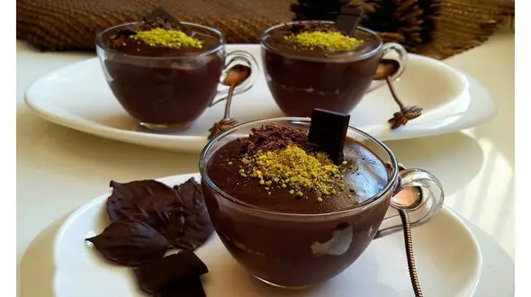 دسر شکلاتی با پودر دارچین