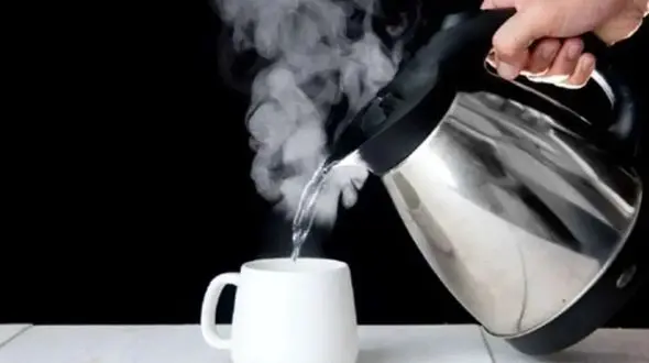 چرا باید آب داغ بنوشیم؟ مزایای باورنکردنی آن