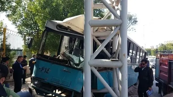  برخورد اتوبوس با پل عابر پیاده در اتوبان "گلستان اهواز"+ تصاویر