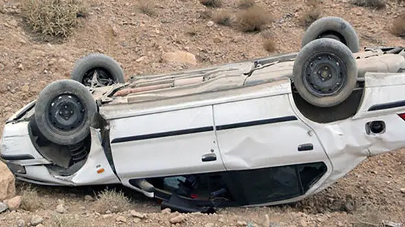 واژگونی پژو در کازرون ۲ فوتی در پی داشت