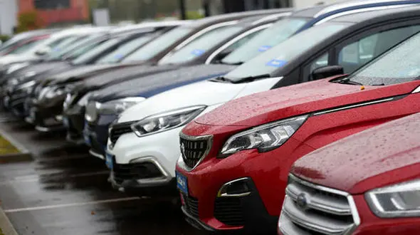 تعرفه واردات خودرو در ایران ۱۴۰۴: کاهش چشمگیر برای خودروهای کوچک، چالش برای پر‌حجم‌سوارها