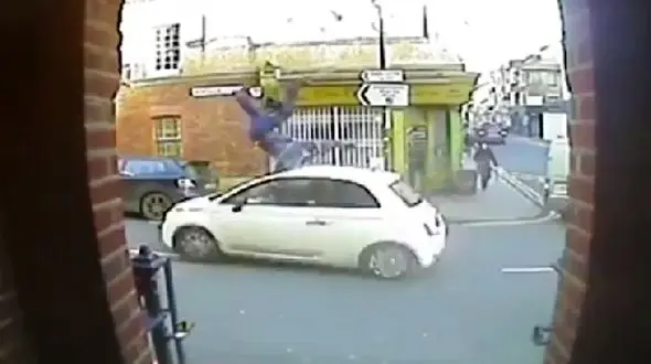 پرواز 50 متری این مرد پس از تصادف+فیلم