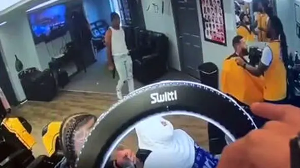 ببینید /  لحظه تیراندازی مرگبار بیخ گوش یک پلیس در آرایشگاه و غافل‌گیری مهاجم مسلح!+ فیلم