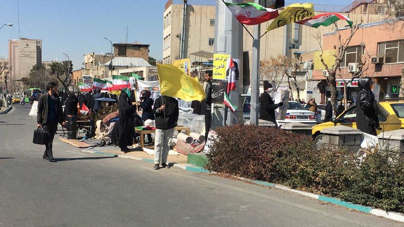 همزمان با استیضاح همتی چند نفر  با تجمع مقابل مجلس درخواست عزل وزیر اقتصاد را داشتند