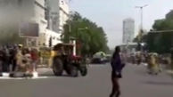 حمله کشاورزان خشمگین هندی به پلیس با تراکتور! + فیلم
