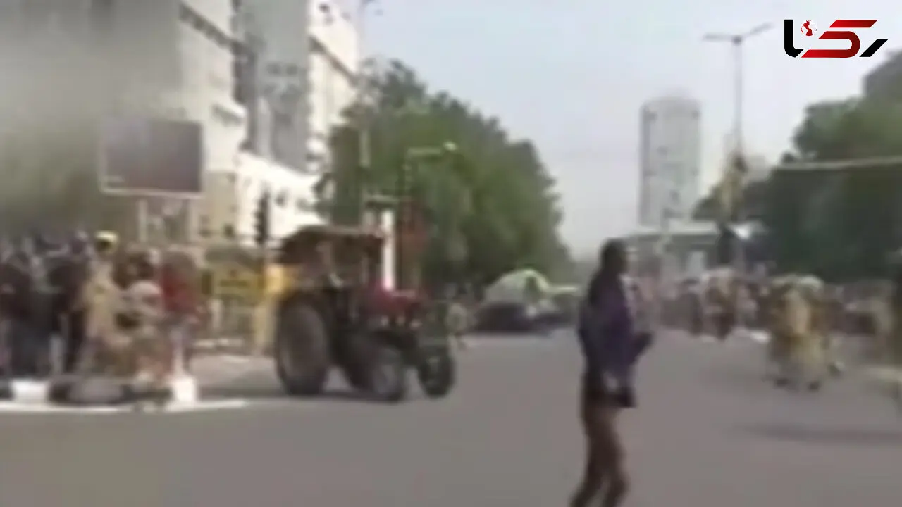 حمله کشاورزان خشمگین هندی به پلیس با تراکتور! + فیلم