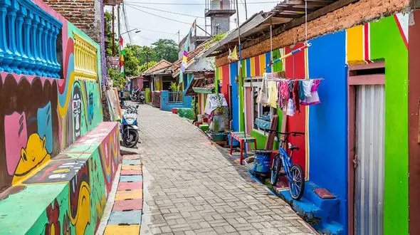 عجیب ترین نقاشی ها در روستای رنگین کمان+عکس