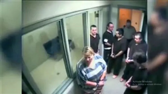 فرار زیرکانه یک زندانی از دست پلیس در آسانسور دادگاه + فیلم