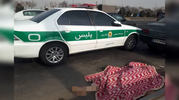 کشف جسد مرد تهرانی در اتوبان ساوه / او را با ضربات چاقو به قتل رسانده بودند + عکس صحنه جرم