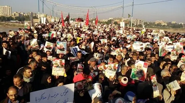 بدرقه پیکر مطهر شهید ابومهدی المهندس توسط مردم آبادان +فیلم و عکس